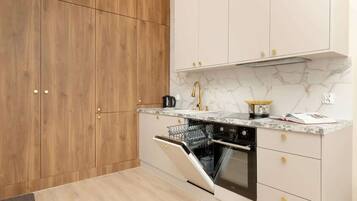 Fridge, oven, stovetop, dishwasher