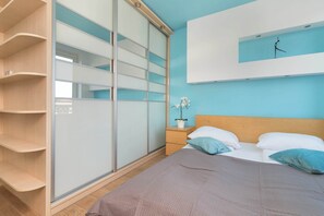 Unclassified image, 4 of 32, button