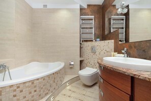 Regadera, secadora de cabello, toallas 