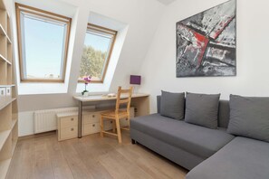 Televisión y oficina 