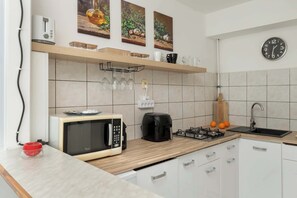 Fridge, microwave, stovetop, dishwasher