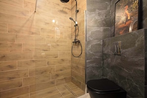 Douche, sĂšche-cheveux, serviettes fournies, shampoing