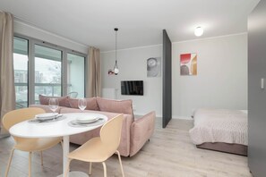 Silitysrauta/-lauta, vauvan matkasänky, Wi-Fi, vuodevaatteet