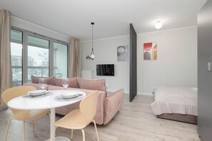 Planxa i posts de planxar, un bressol de viatge, wifi i roba de llit