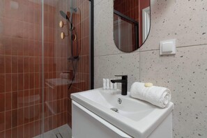 Dusche, Haartrockner, Handtücher, Shampoo