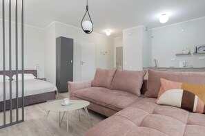 Fer et planche à repasser, lit de bébé portatif, Wi-Fi, literie fournie