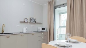 Una cocina moderna con comedor.