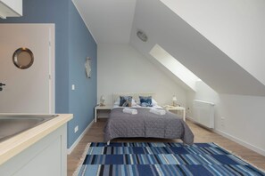 Iron/ironing board, travel cot, WiFi, bed sheets