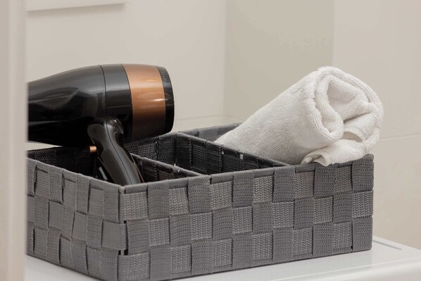 Een douche, een haardroger, handdoeken