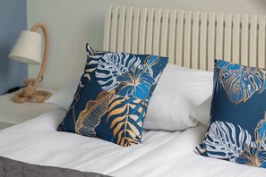 Iron/ironing board, WiFi, bed sheets