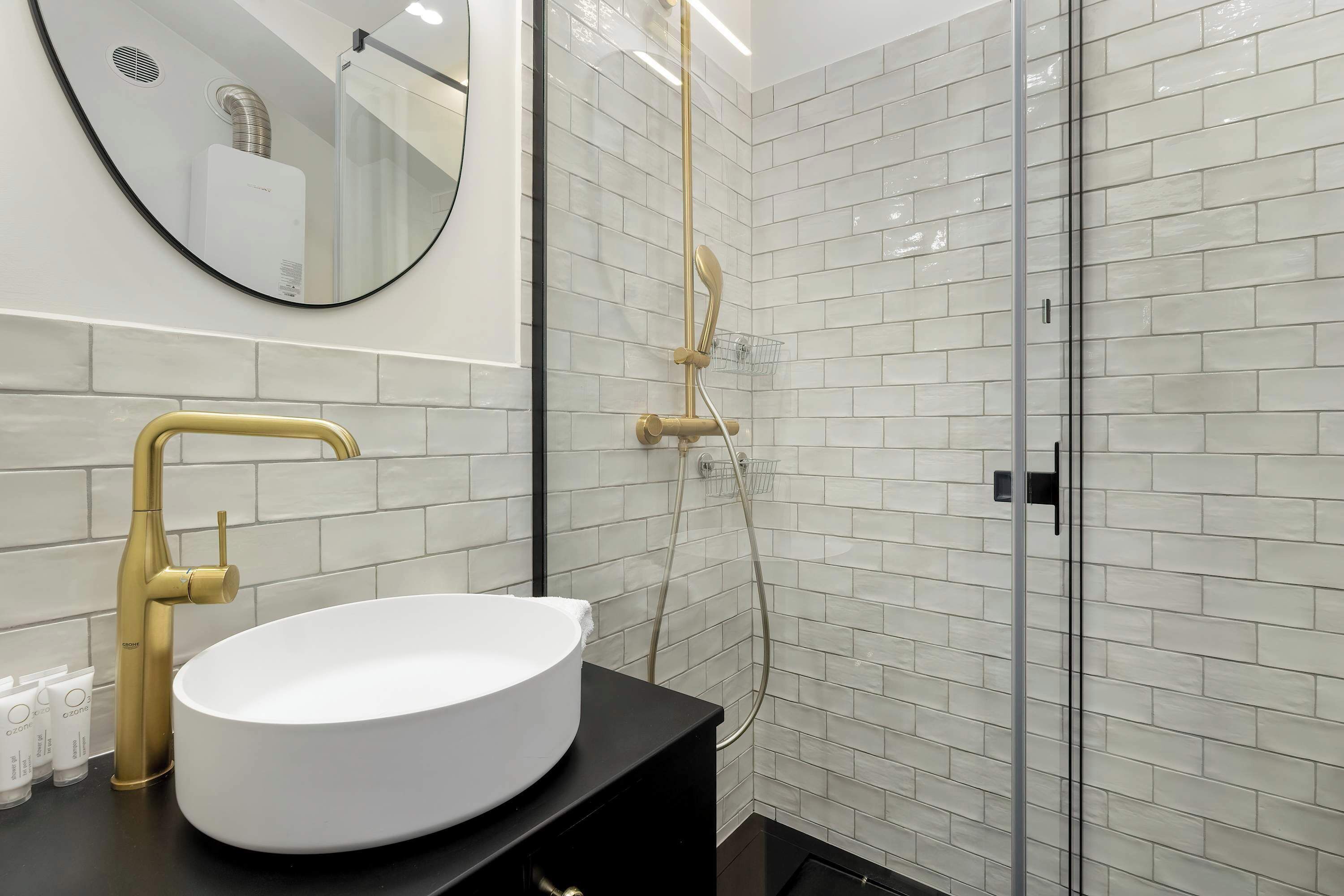Een douche, een haardroger, handdoeken, shampoo
