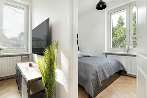 1 Schlafzimmer, Schreibtisch, Bügeleisen/Bügelbrett, Reisekinderbett