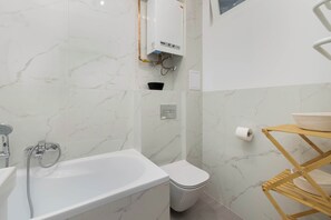 Douche, séchoir à cheveux, serviettes fournies