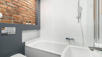 Een douche, een haardroger, handdoeken, shampoo