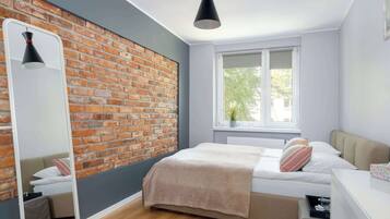 1 dormitori, escriptori, planxa i posts de planxar i wifi