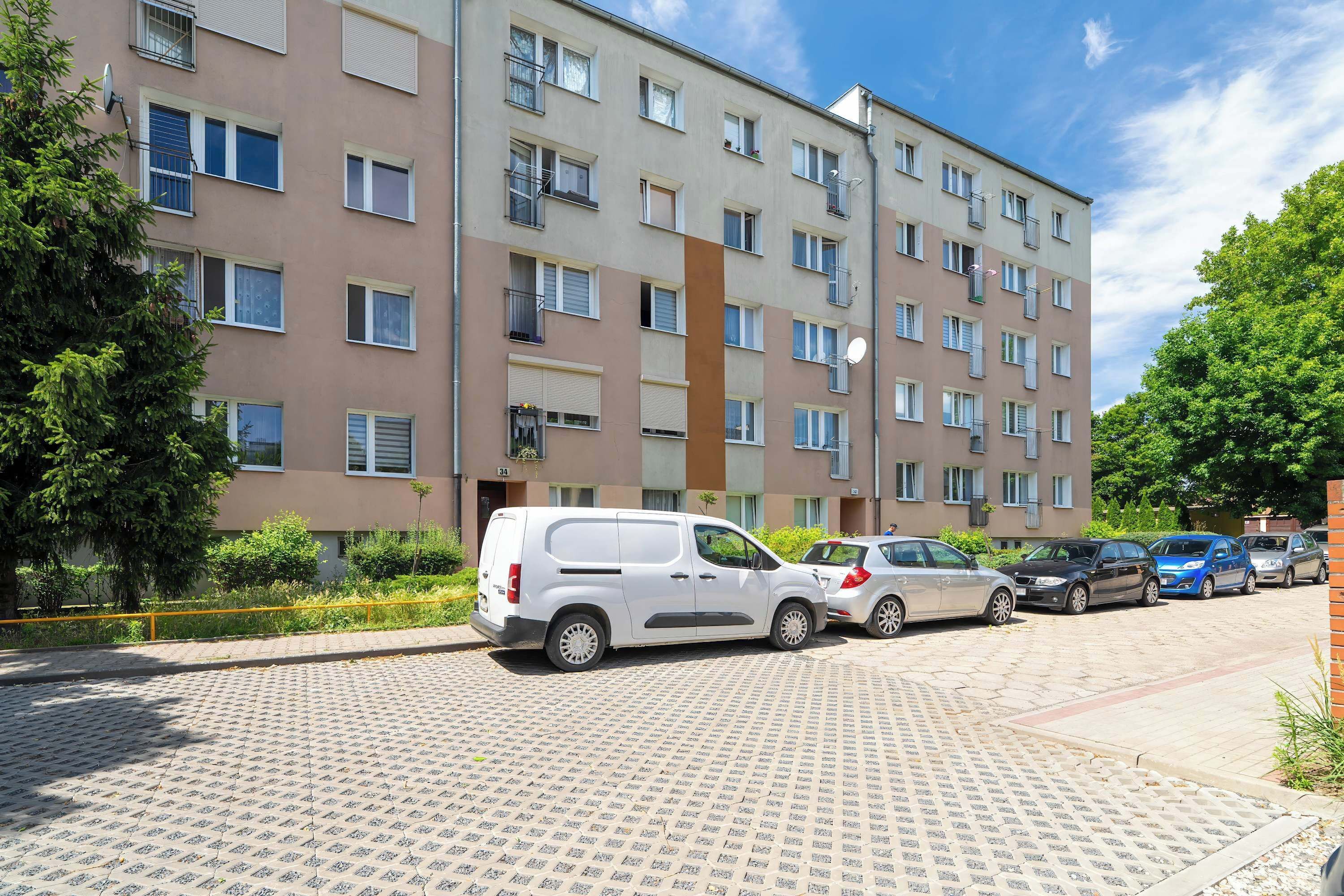 Un immeuble résidentiel à plusieurs étages doté d’un espace de stationnement.