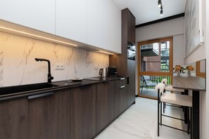 Kjøleskap, mikrobølgeovn, ovn og kokeplater