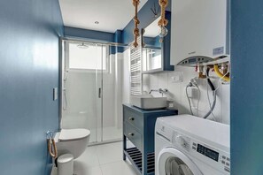 Shower, hair dryer, towels, shampoo - Comfortable Apartment | Close to the Center | Pet Friendly (Gdańsk)