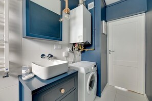 Shower, hair dryer, towels, shampoo