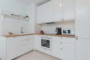 Køleskab, mikrobølgeovn, ovn, kogeplade