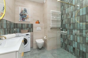 Douche, sèche-cheveux, serviettes fournies