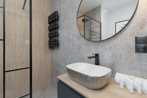 Shower, hair dryer, towels