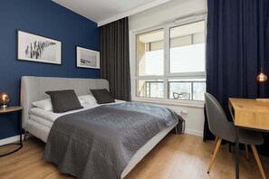 1 bedroom, desk, iron/ironing board, travel cot - Modern Apartment with Parking by Noclegi Renters (Gdańsk)