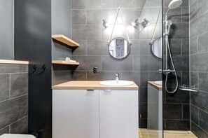 Douche, sèche-cheveux, serviettes fournies