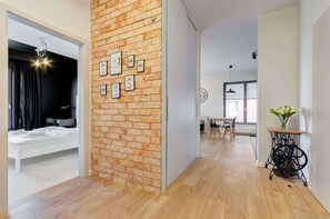 2 habitaciones, tabla de planchar con plancha, cuna de viaje y wifi 