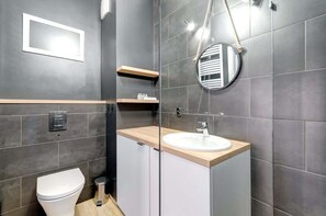 Suihku, hiustenkuivaaja, pyyhkeet