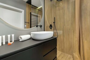 Dusche, Haartrockner, Handtücher, Shampoo