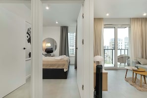 1 chambre, bureau, fer et planche à repasser, lit parapluie