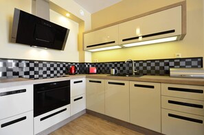 Frigorifero, forno, piano cottura, lavastoviglie