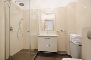 Regadera, secadora de cabello, toallas 