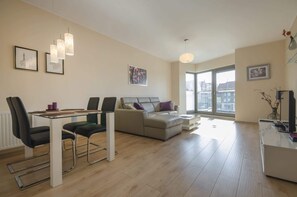TV - Modern Apartment in the Center | Parking and SPA Access (Gdańsk)
