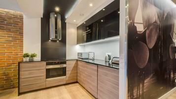 Fridge, oven, stovetop, dishwasher