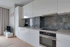 Frigorifero, forno, piano cottura, lavastoviglie