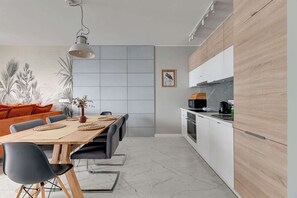 Fridge, oven, stovetop, dishwasher