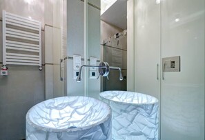 Dusche, Haartrockner, Handtücher, Shampoo
