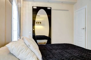 3 bedrooms, desk, iron/ironing board, travel crib