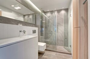 Douche, sèche-cheveux, serviettes fournies