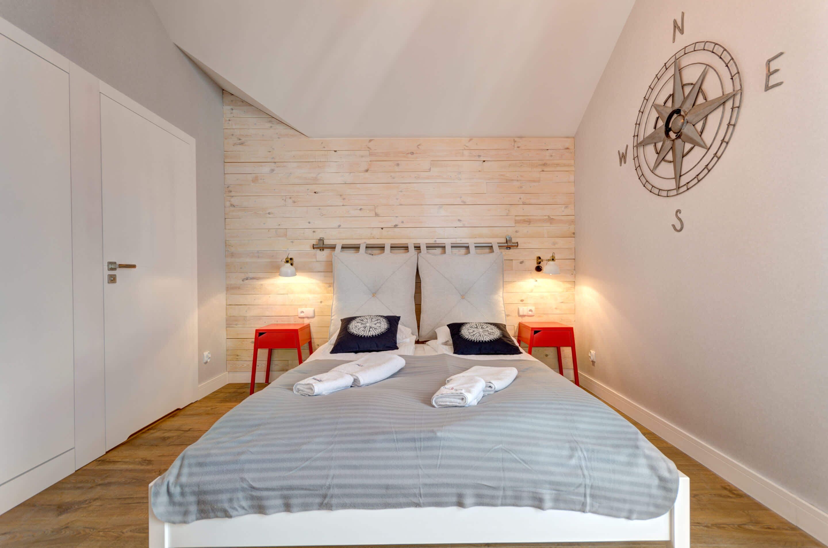 Tabla de planchar con plancha, wifi y ropa de cama 