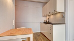 Refrigerador, parrilla de estufa, lavavajillas y tetera eléctrica 