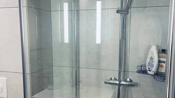 Dusj, hårføner, bidé og håndklær