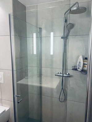 Shower, hair dryer, bidet, towels - A Bright and Furnished Apartment (Rogaland)