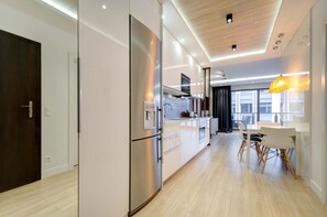 Een koelkast, een magnetron, een oven, een kookplaat