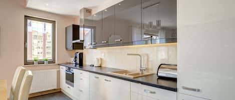 Fridge, oven, stovetop, dishwasher