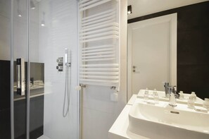 Dusche, Haartrockner, Handtücher, Shampoo