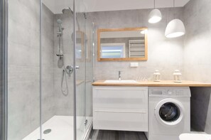 Dusche, Haartrockner, Handtücher, Shampoo
