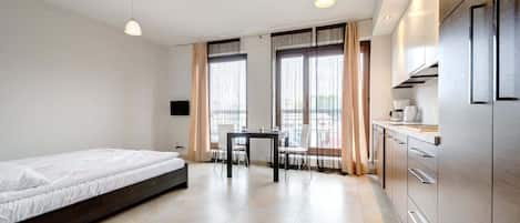 Tabla de planchar con plancha, wifi y ropa de cama